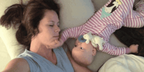 Schlafende Mutter wird von ihrem Baby durch Schlagen geweckt