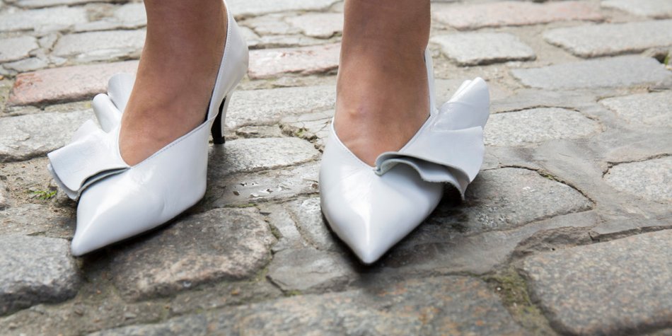 Dieser Schuhtrend sorgt gerade für Diskussionen Dieser Schuhtrend sorgt gerade für Diskussionen