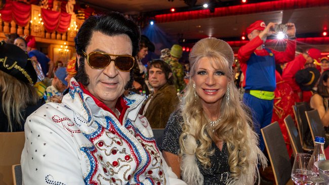 Markus Söder als Elvis und seine Frau Karin Baumüller-Söder, 2025 Markus Söder als Elvis und seine Frau Karin Baumüller-Söder, 2025