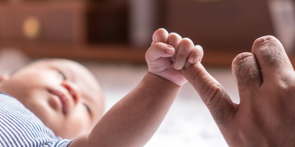 Ab wann greifen Babys? Vom Reflex zur kontrollierten Bewegung Ab wann greifen Babys? Vom Reflex zur kontrollierten Bewegung