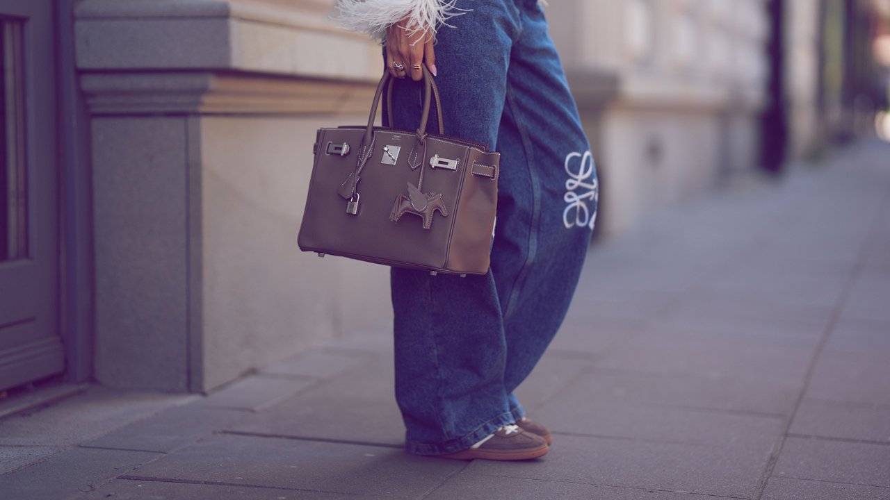 Frau mit Jeans und braunen Sneakern Frau mit Jeans und braunen Sneakern