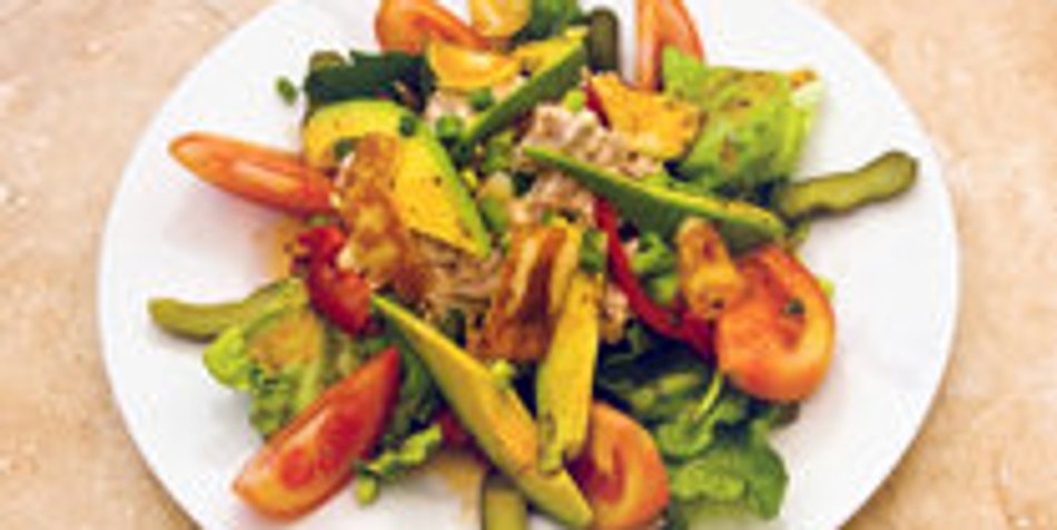 Frischer Rucola-Salat mit Avocado und Hähnchenstreifen Frischer Rucola-Salat mit Avocado und Hähnchenstreifen