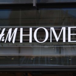 Wow-Effekt für deinen Balkon mit dieser schwarzen Lichterkette von H&M Home