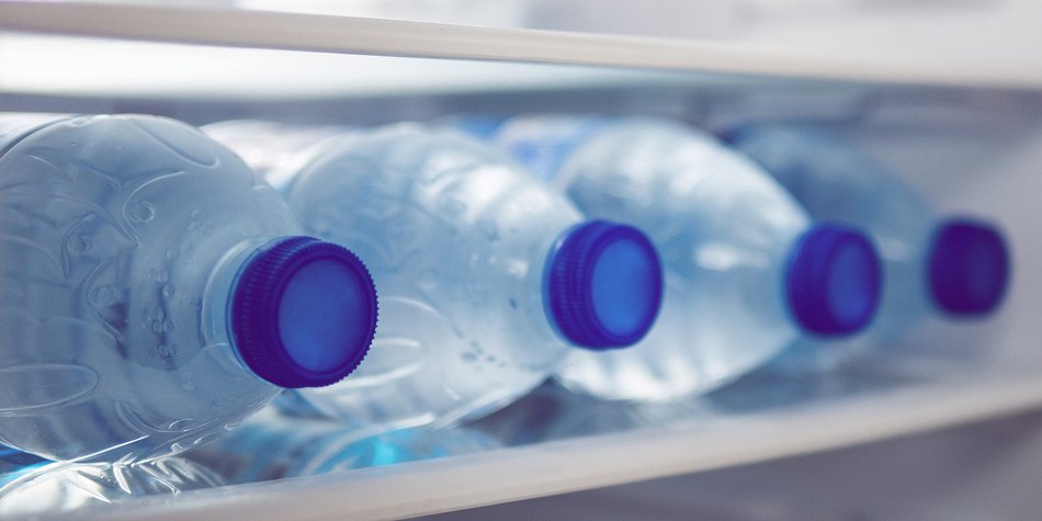 Stilles Wasser: Bei Ökotest fallen zwei beliebte Sorten durch Stilles Wasser: Bei Ökotest fallen zwei beliebte Sorten durch
