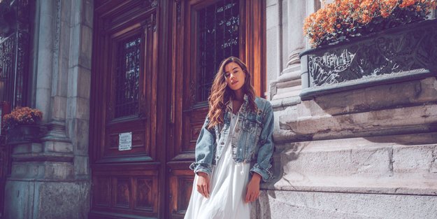 Sommeroutfits auch im Herbst tragen? 7 Styling-Tipps, mit denen es gelingt