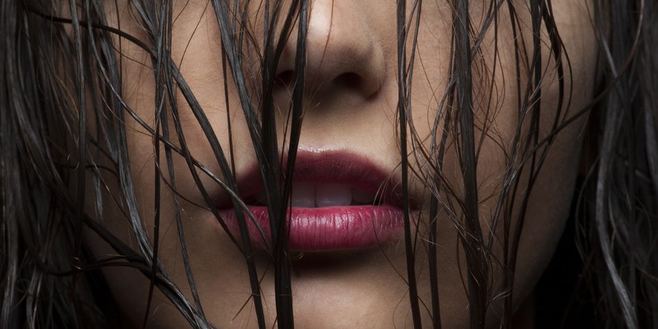 Mit nassen Haaren schlafen: Gut oder schlecht? Mit nassen Haaren schlafen: Gut oder schlecht?