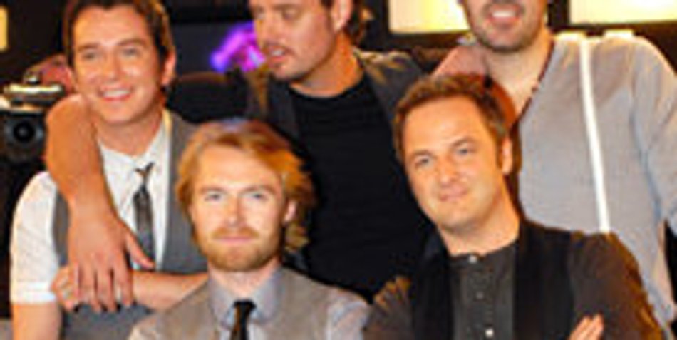 Boyzone singen auf Beerdigung von Stephen Gately Boyzone singen auf Beerdigung von Stephen Gately