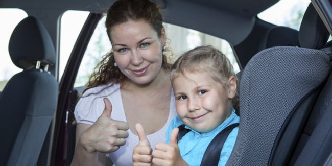 Die Reisekrankheit: Mutter und Tochter im Auto.
