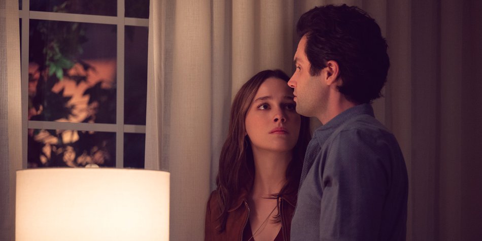 „You“ Staffel 3 Ende: Wer stirbt, wer überlebt? Der krasse Plot Twist erklärt! „You“ Staffel 3 Ende: Wer stirbt, wer überlebt? Der krasse Plot Twist erklärt!