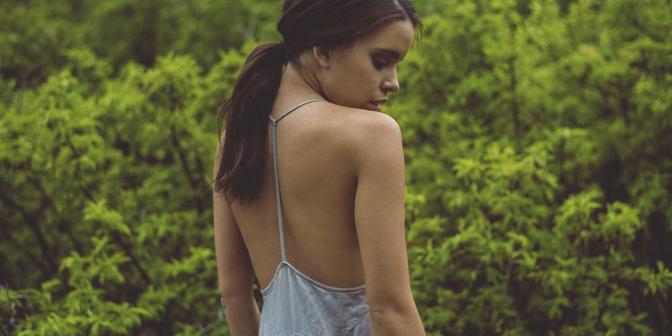 Nape-Piercing: Das Dermal Anchor im Nacken Nape-Piercing: Das Dermal Anchor im Nacken