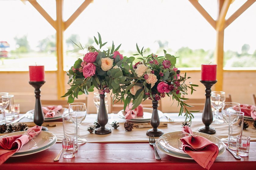Rote Tischdeko für Hochzeit
