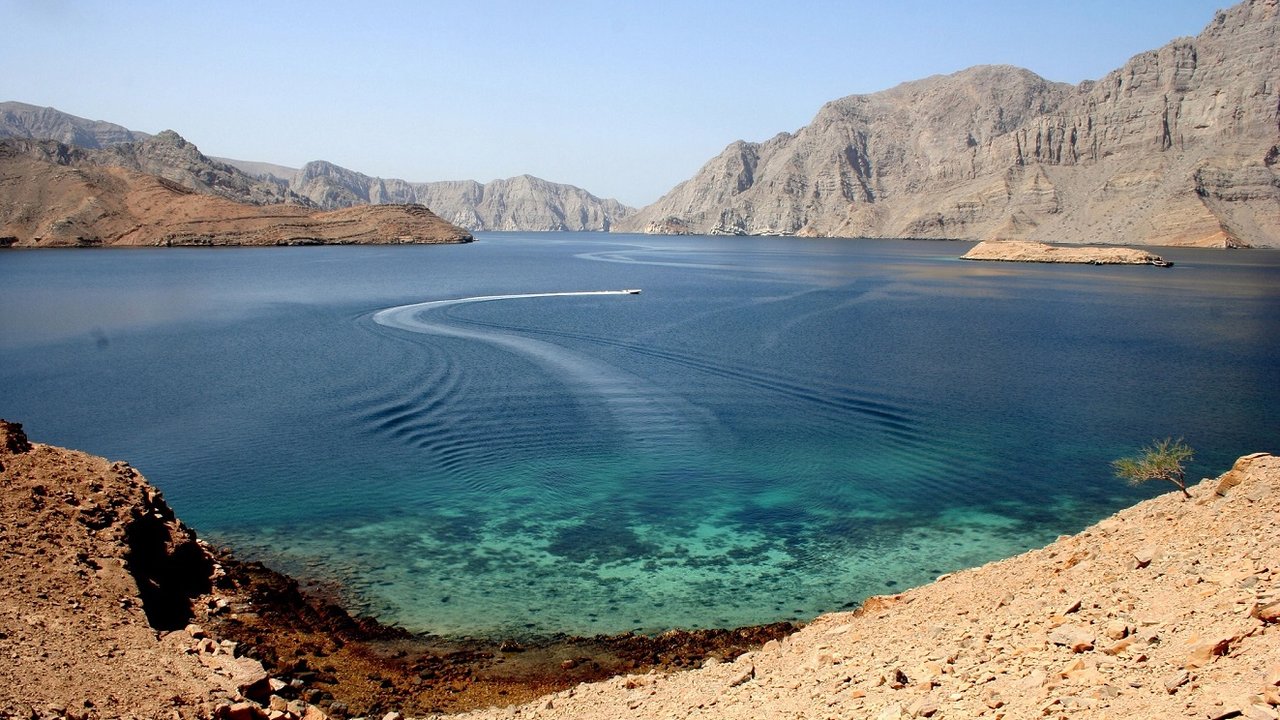 Glasklares Wasser und spektakuläre Gebirgslandschaften – in Oman gibt es viele traumhafte Orte zu entdecken wie hier in Musandam