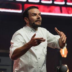 Steffen Hensslers Freundin: Hat der beliebte Koch und Moderator eine Frau?