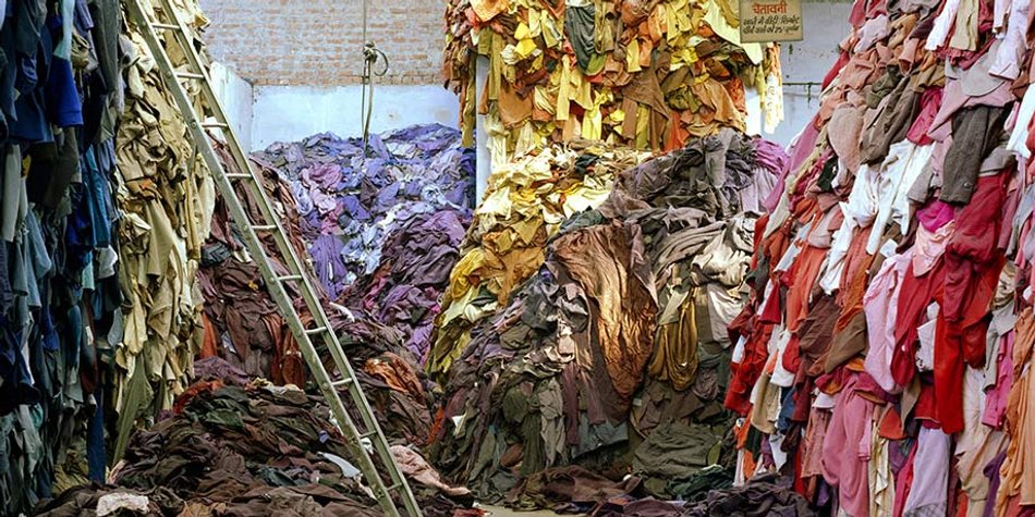 Mode zum Wegwerfen: Die Ausstellung "Fast Fashion" über die moderne Textilwirtschaft Mode zum Wegwerfen: Die Ausstellung "Fast Fashion" über die moderne Textilwirtschaft