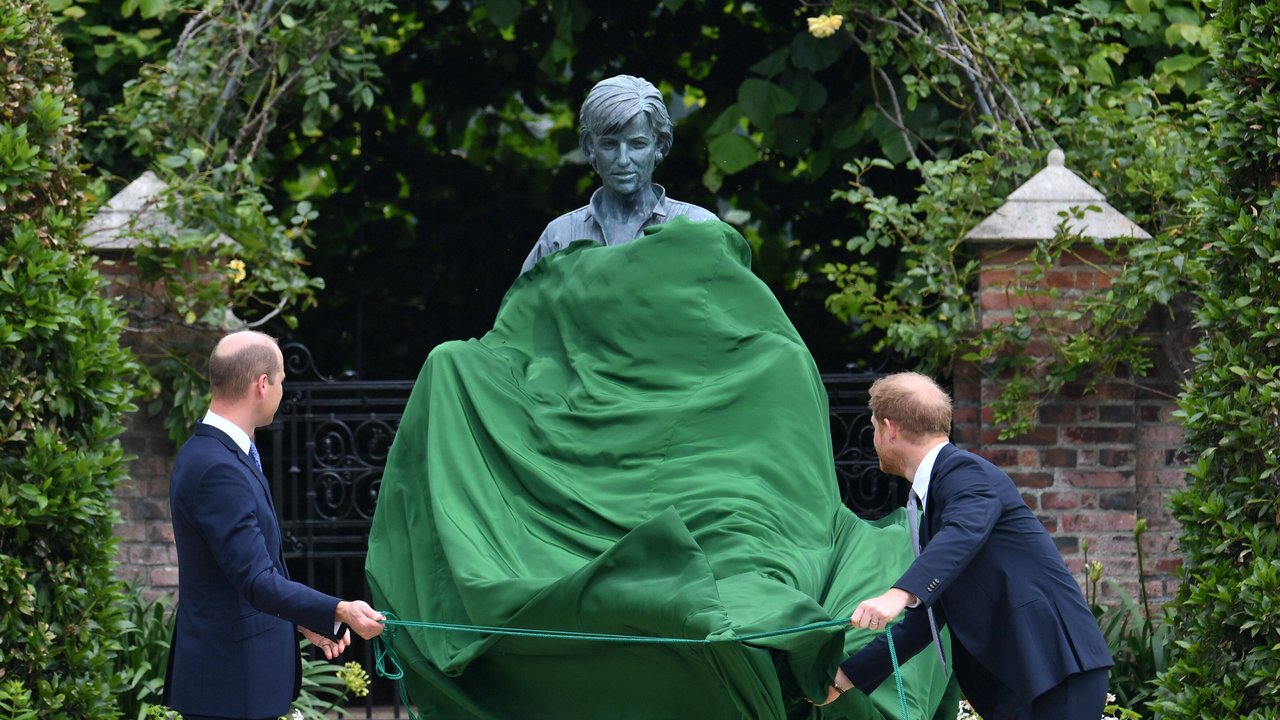 . 01/07/2021. London, United Kingdom. Prince William and Prince Harry at the unveiling of the new Princess Diana statue at Kensington Palace in London. PUBLICATIONxINxGERxSUIxAUTxHUNxONLY xPoolx/xi-Imagesx IIM-22341-0005