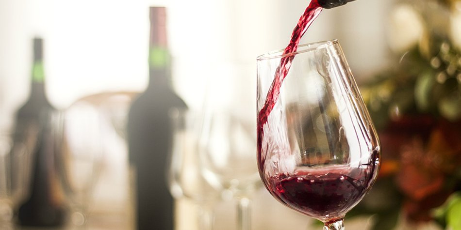 Rotwein statt Zahnpasta – hilft Rotwein wirklich gegen Karies? Rotwein statt Zahnpasta – hilft Rotwein wirklich gegen Karies?