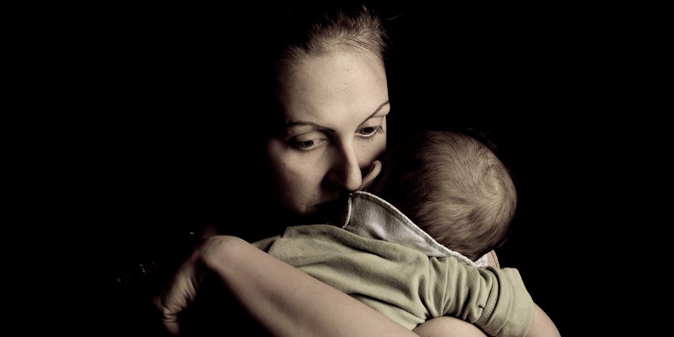 Mutter verarbeitet Totgeburt mit Puppe Mutter verarbeitet Totgeburt mit Puppe