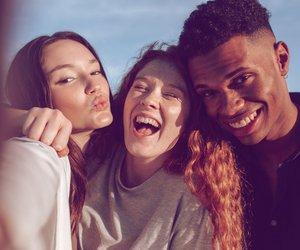 Deine beste Freundin ist verliebt – aber du magst ihn nicht? So gehst du clever damit um