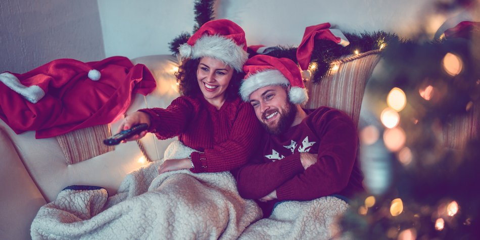 Ab auf die Couch: Dieser Sender liefert dir jetzt Weihnachtsfilme in Dauerschleife! Ab auf die Couch: Dieser Sender liefert dir jetzt Weihnachtsfilme in Dauerschleife!