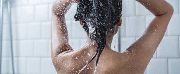 Seltsame Dinge, die Frauen unter der Dusche machen