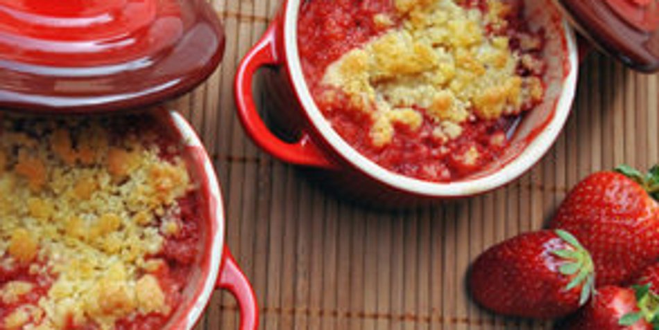 Erdbeer Crumble: Britische Nachspeise Erdbeer Crumble: Britische Nachspeise