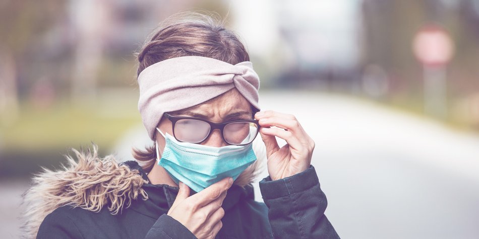 Brille beschlägt beim Maske tragen: So löst du das Problem! Brille beschlägt beim Maske tragen: So löst du das Problem!