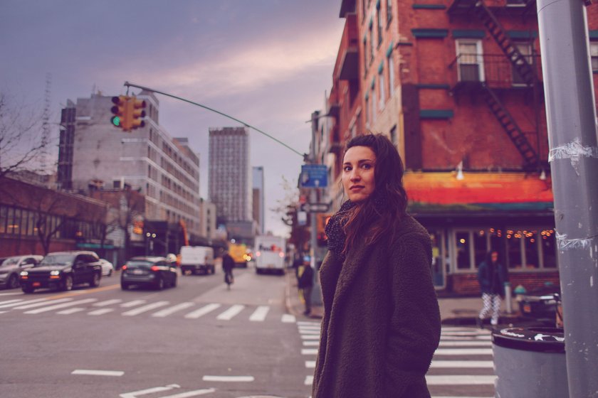 Frau läuft durch die Straßen von New York City Frau läuft durch die Straßen von New York City