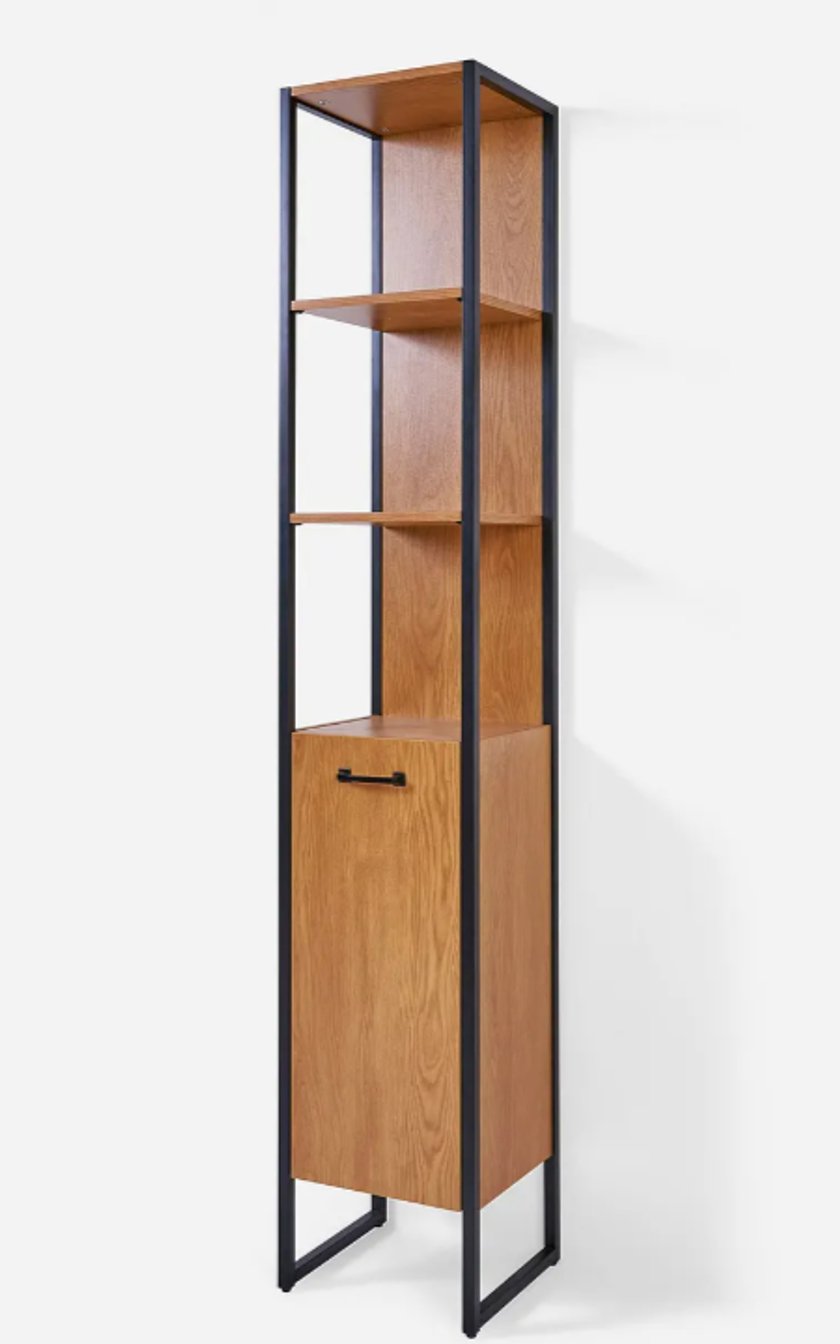 Ein Badezimmerhochschrank im Industrial-Style mit Holzdesign steht vor einem hellen Hintergrund Ein Badezimmerhochschrank im Industrial-Style mit Holzdesign steht vor einem hellen Hintergrund