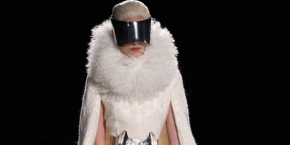 Alexander McQueen mit Federn und Brillen Alexander McQueen mit Federn und Brillen