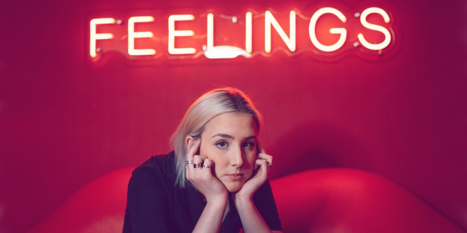 Schluss mit dem Pokerface: Zeigt endlich Verletzlichkeit beim Dating! Schluss mit dem Pokerface: Zeigt endlich Verletzlichkeit beim Dating!