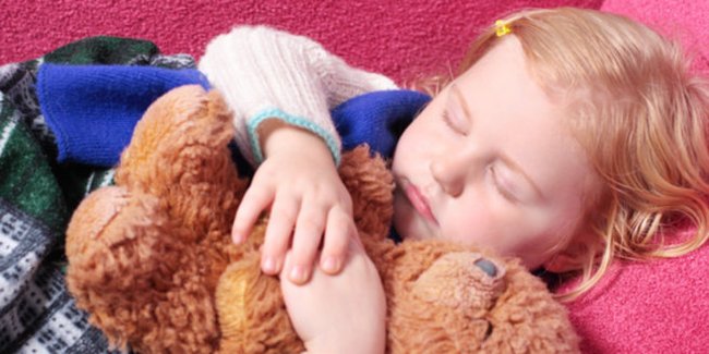 Bauchschmerzen bei Kindern: Kind schläft