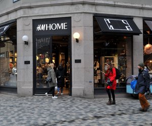 Ein Must-Have für das Sofa: Diesen Leinen-Kissenbezug von H&M Home lieben wir