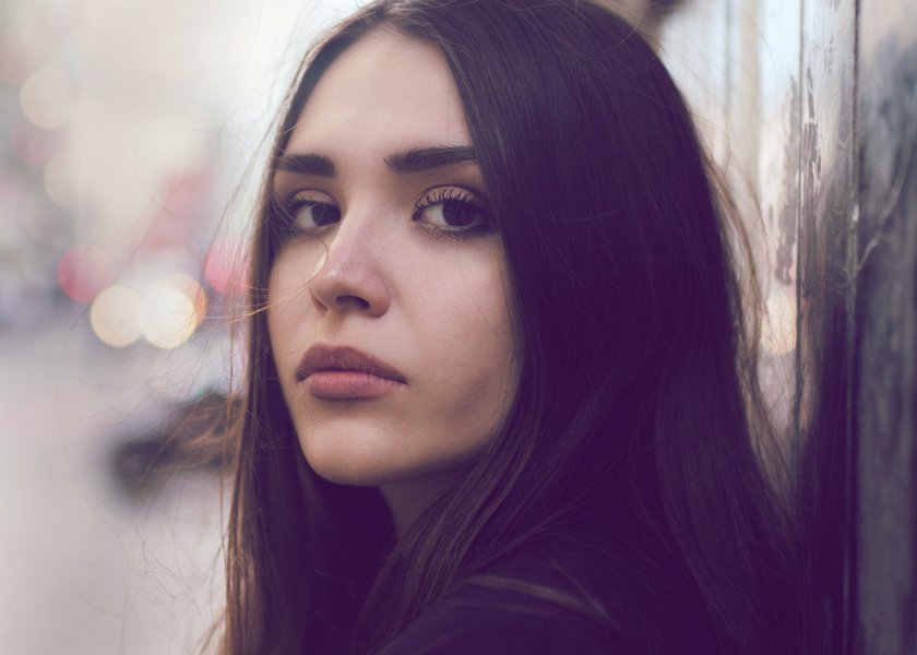 Frau, die direkt in die Kamera schaut Frau, die direkt in die Kamera schaut