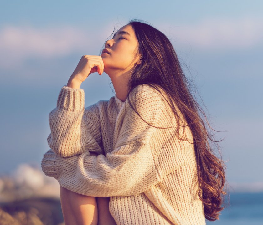 Frau sitzt am Meer Frau sitzt am Meer