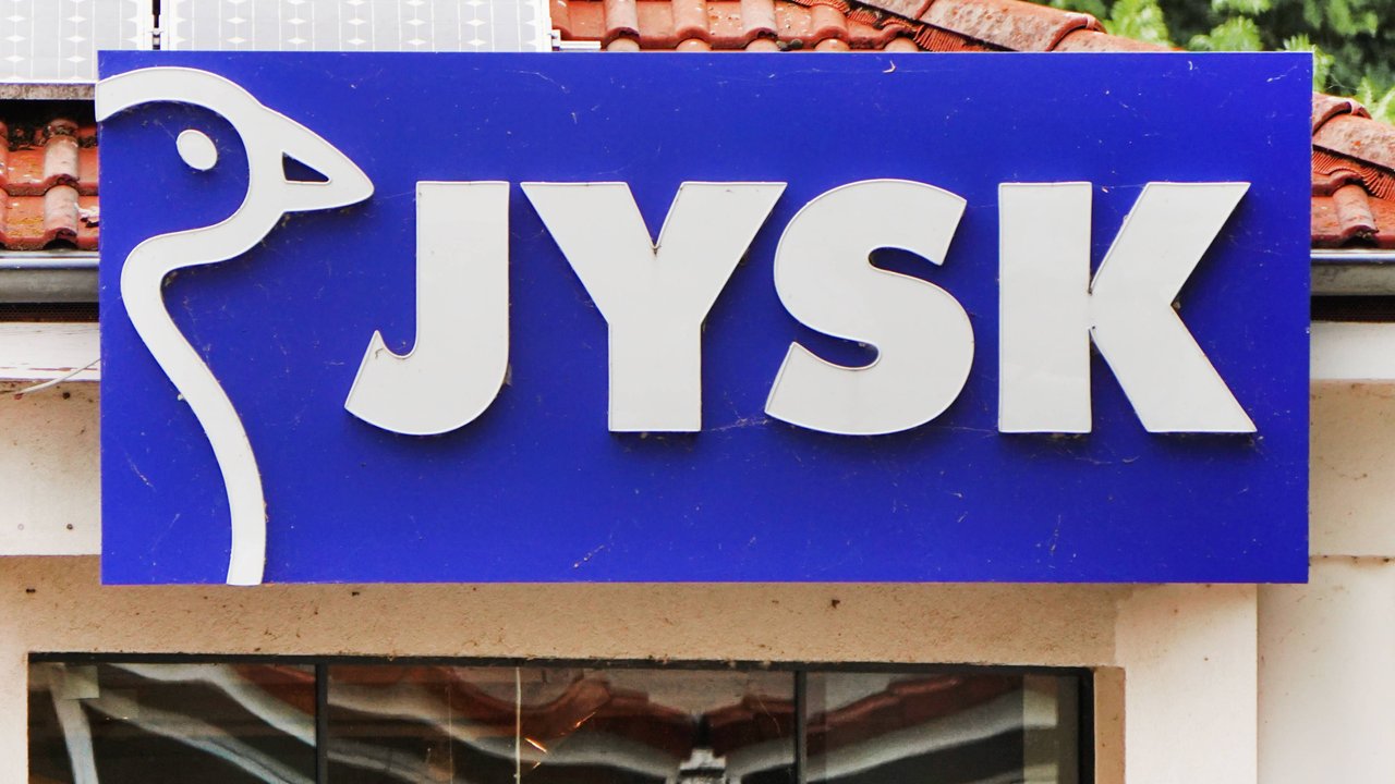 Logo über dem Eingang zu einer Jysk-Filiale Logo über dem Eingang zu einer Jysk-Filiale