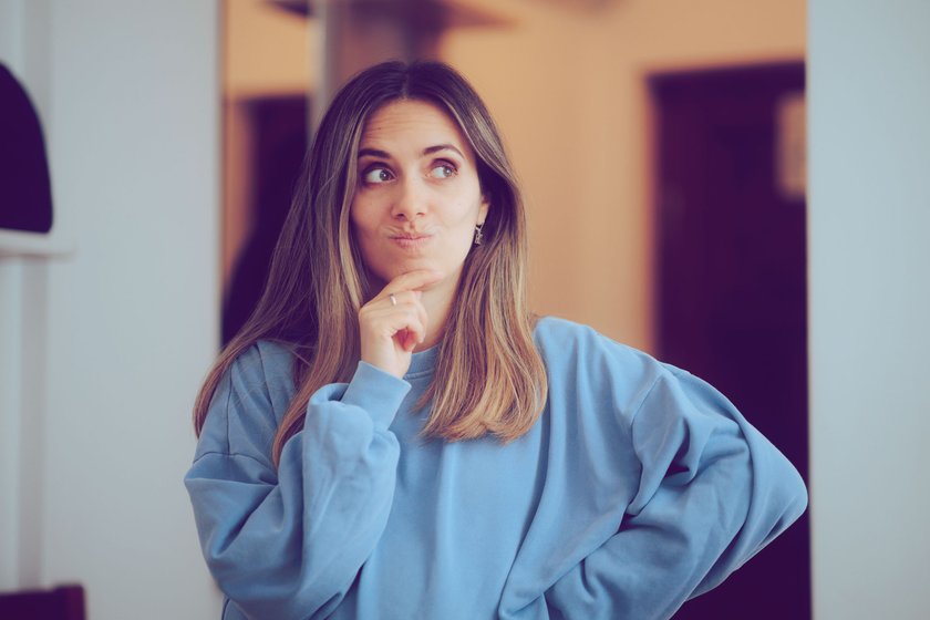 verwirrt schauende Frau verwirrt schauende Frau