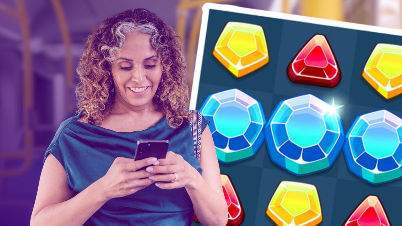 Eine Frau am Handy im Vordergrund und im Hintergrund ein Ausschnitt aus dem Game Jewels Blitz 4 Eine Frau am Handy im Vordergrund und im Hintergrund ein Ausschnitt aus dem Game Jewels Blitz 4