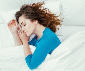 Warum du nicht auf der rechten Seite schlafen solltest