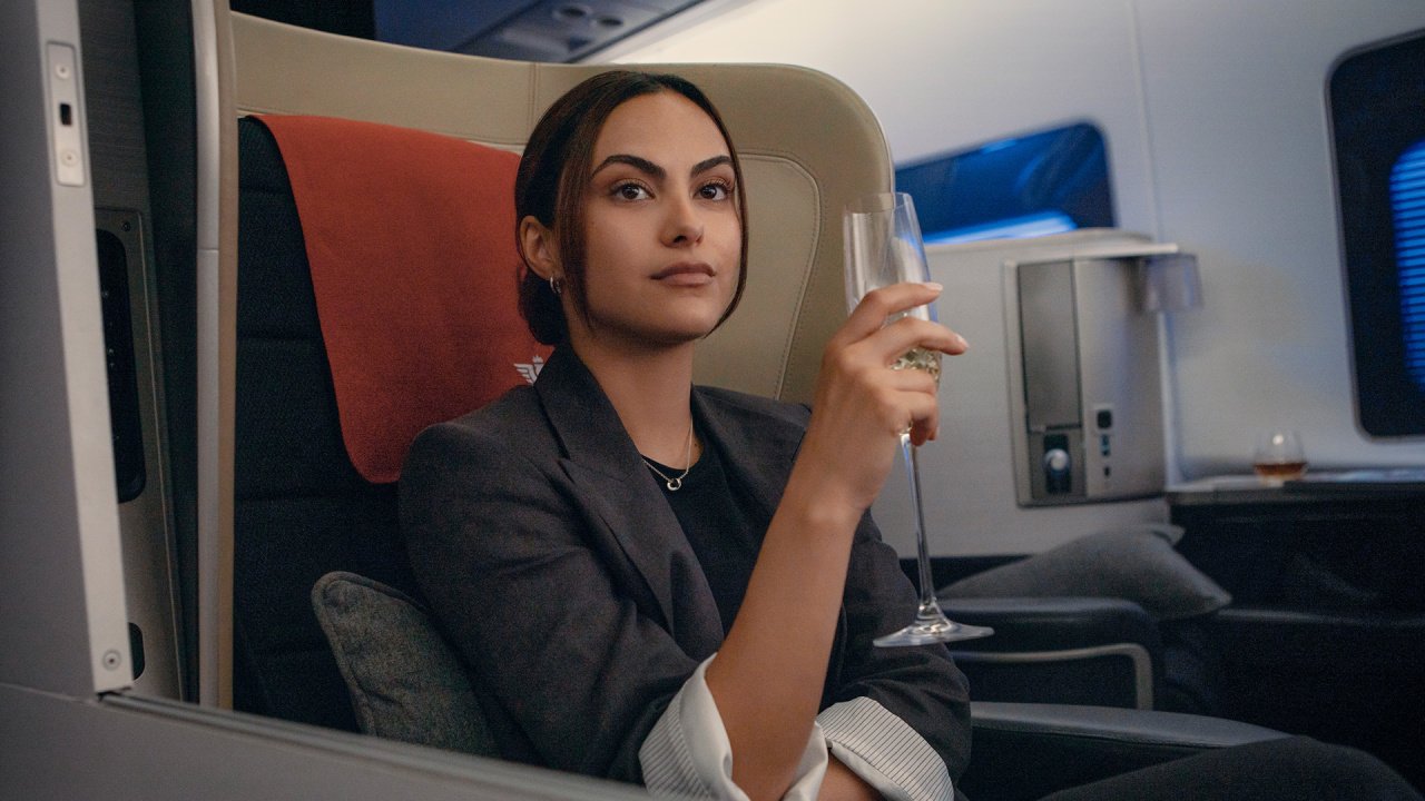 Camila Mendes in „Upgraded: First Class“.