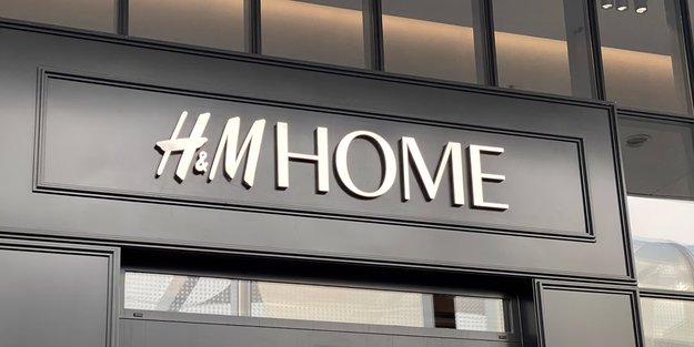 Das Pflanzenregal aus Metall von H&M Home wird zum Hingucker auf deinem Balkon