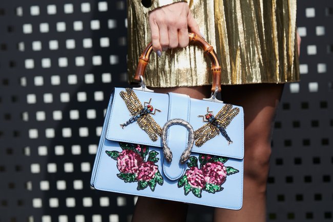 Eine Gucci-Tasche mit dem ikonischen Bambusgriff Eine Gucci-Tasche mit dem ikonischen Bambusgriff