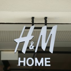 Wie vom teuren Designer: Diese Tischleuchte aus Metall von H&M Home wirkt edel