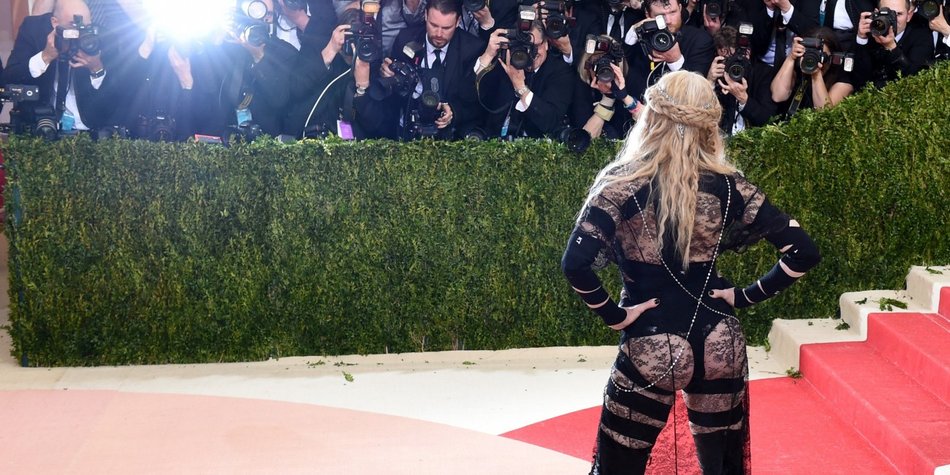 Met Gala 2016: Madonnas Po und Liebes-Storys Met Gala 2016: Madonnas Po und Liebes-Storys