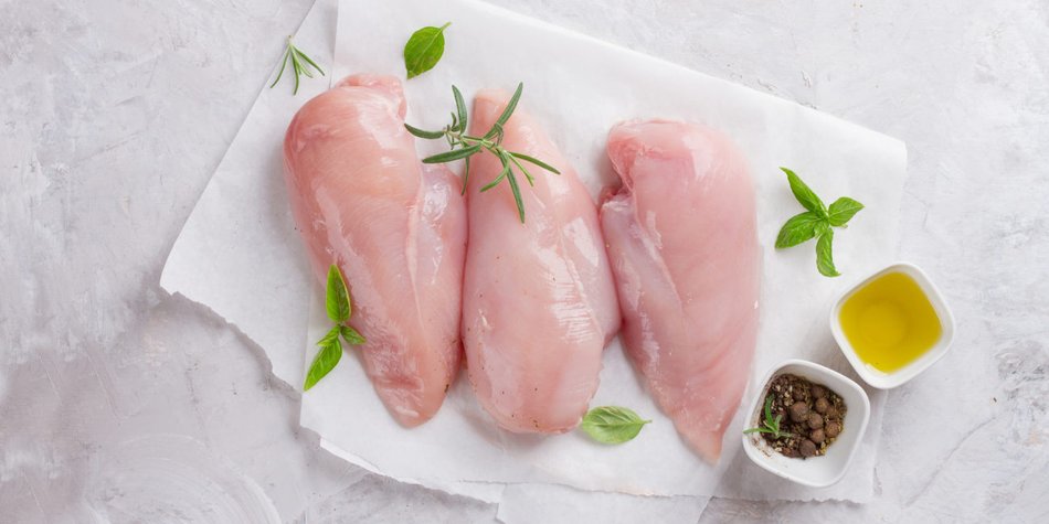 Darum solltest du rohes Geflügelfleisch nie abwaschen Darum solltest du rohes Geflügelfleisch nie abwaschen