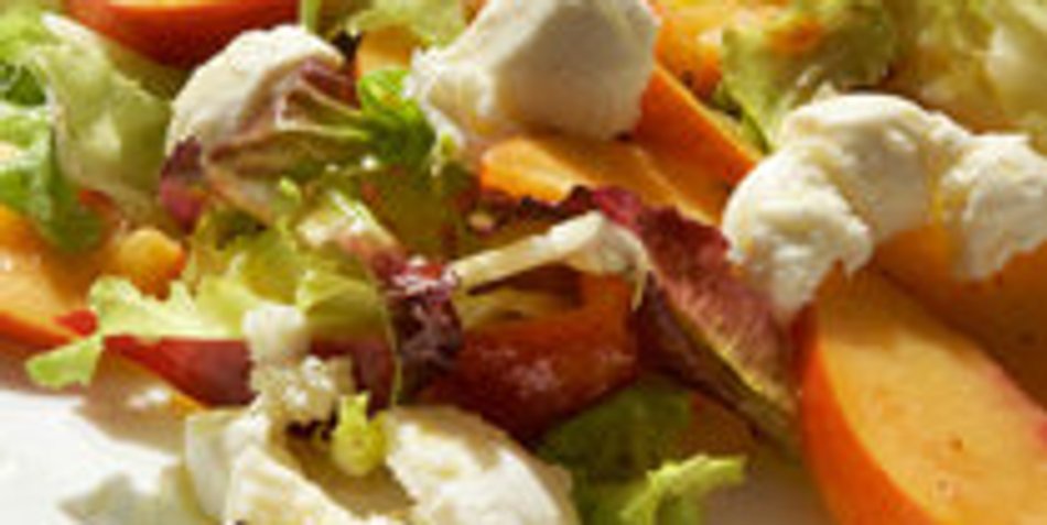 Leichter Sommersalat mit Äpfeln und Möhren Leichter Sommersalat mit Äpfeln und Möhren