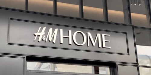 Dieses Spiegeltablett von H&M Home ist ein echter Blickfang