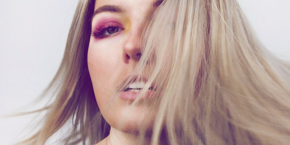 „Glass Blonde“: Warum wir die Trendhaarfarbe gerade so lieben „Glass Blonde“: Warum wir die Trendhaarfarbe gerade so lieben