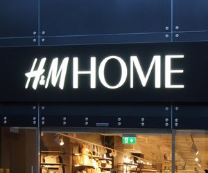 Diese Glasvase von H&M Home in Pastellfarben ist ein Blickfang