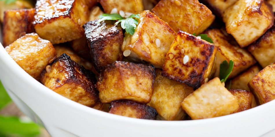 Kalorien von Tofu: Das steckt im unscheinbaren Eiweißlieferant Kalorien von Tofu: Das steckt im unscheinbaren Eiweißlieferant