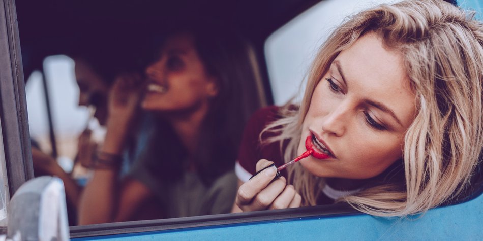 Make-up auffrischen: So bleibt dein Look makellos Make-up auffrischen: So bleibt dein Look makellos